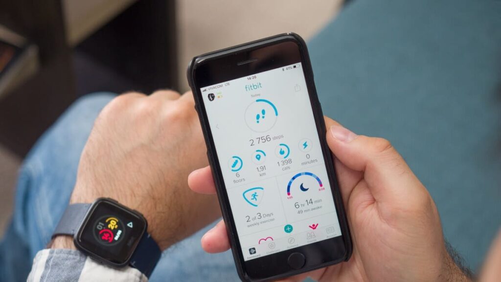 An user using a Fitbit connected and synced to his Fitbit App.